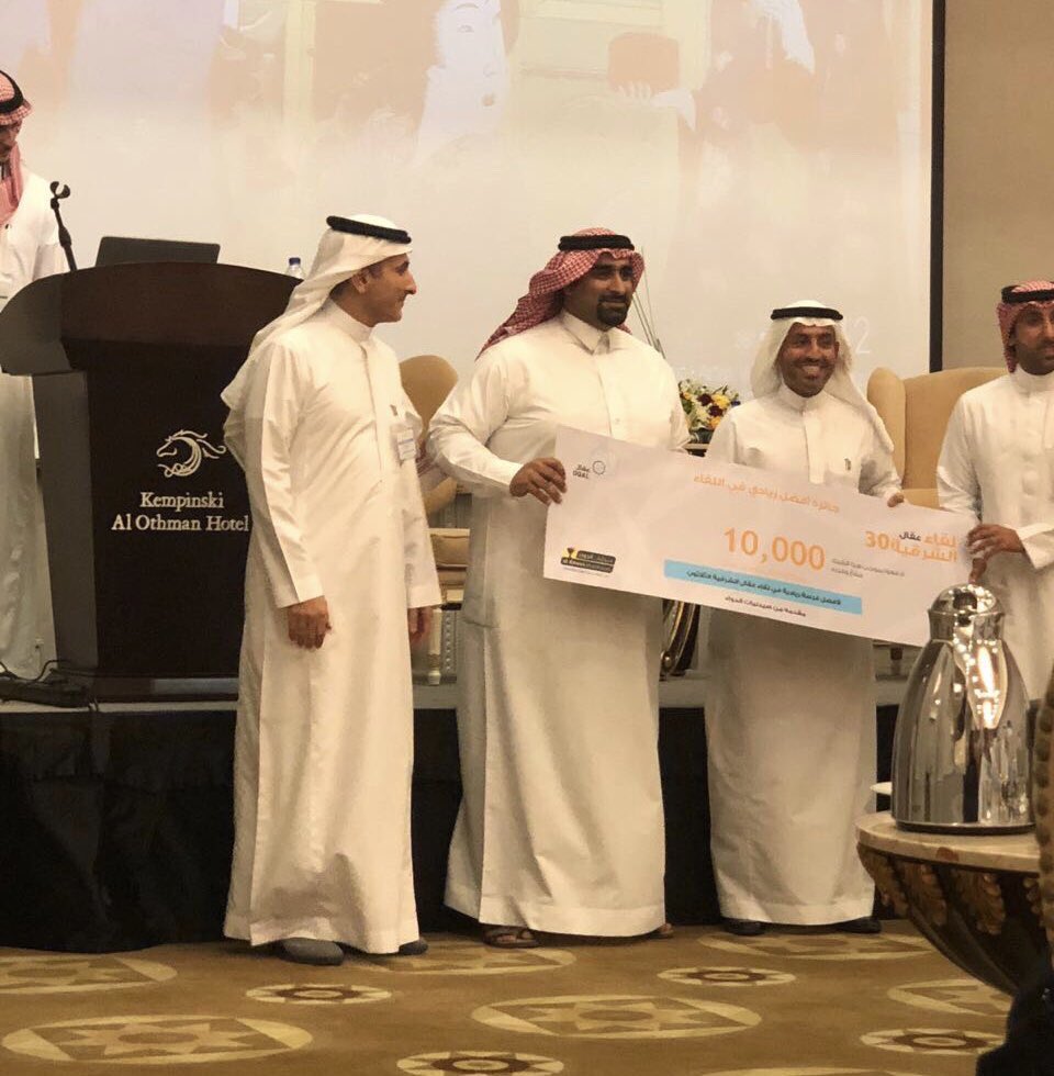 قبل سنتين استلمنا أول شيك في لقاء عقال، كان هدفنا نبدأ بأبسط طريقة ممكنة. بعدها اخترنا المسار الأصعب، نبني شركة تقنية في قطاع تقليدي بحت مع أنه كان يمدينا نفتح مستودع ونقسط فانات. اليوم نجحنا بأسباب ما تقيسها الـ KPIs : التوفيق/الحظ، عزيمة الفريق، و الإستمرارية في عتمة الطريق.