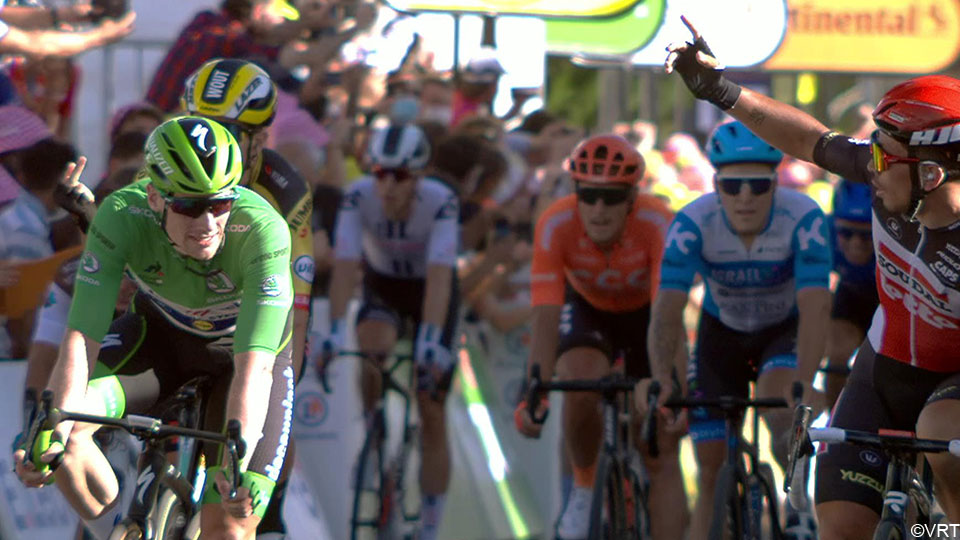 sporza_koers's tweet photo. Opgestoken middenvinger levert Wout van Aert flinke boete op

https://t.co/JIFSDbHUbb

#TDF2020 https://t.co/QtSugC3hOf