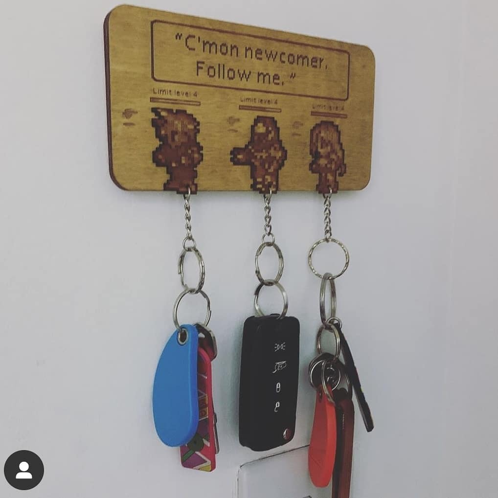 ChocoboSquare's tweet photo. Picture sent in by @gardenj23 of their #FinalFantasyVII keyring holder! Looking good up there, may you never quest alone!
#chocobosquare #finalfantasy #etsy #etsyloot #etsystore #woodwork https://t.co/boNsOrRMNt https://t.co/nbs8c6uyls