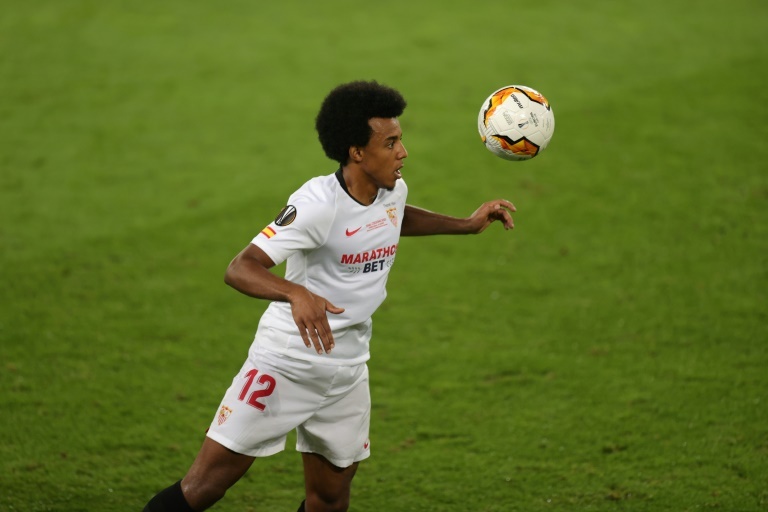 Lopetegui places a flat 4-3-3 which morphs into a 3-2-5 during possession. The majority of Seville's gameplan relies on the fullbacks. Koundé plays as RCB partnering with Brazilian Diego Carlos as a centre back.