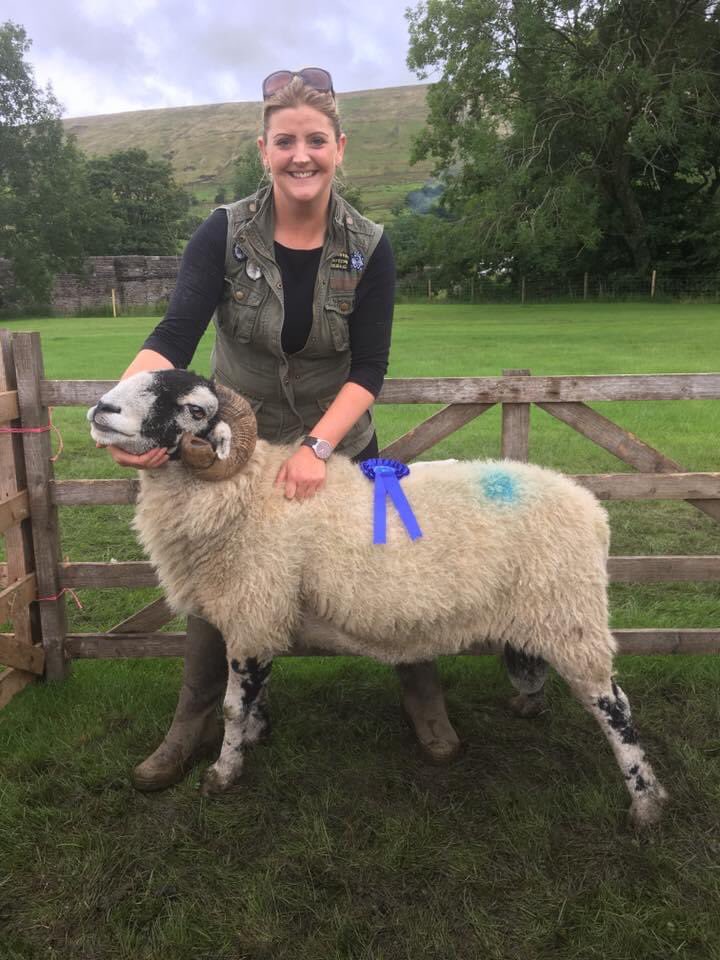 LizHoggarth's tweet photo. An insight into my #homefarm on #BackBritishFarmingDay π¬π§#proudtoproduce
On our #homefarm we have 500 #swaledale #sheep
The #shearlings are #tupped with a swaledale #tup to produce our replacements..... https://t.co/rbbz9dL2wU
