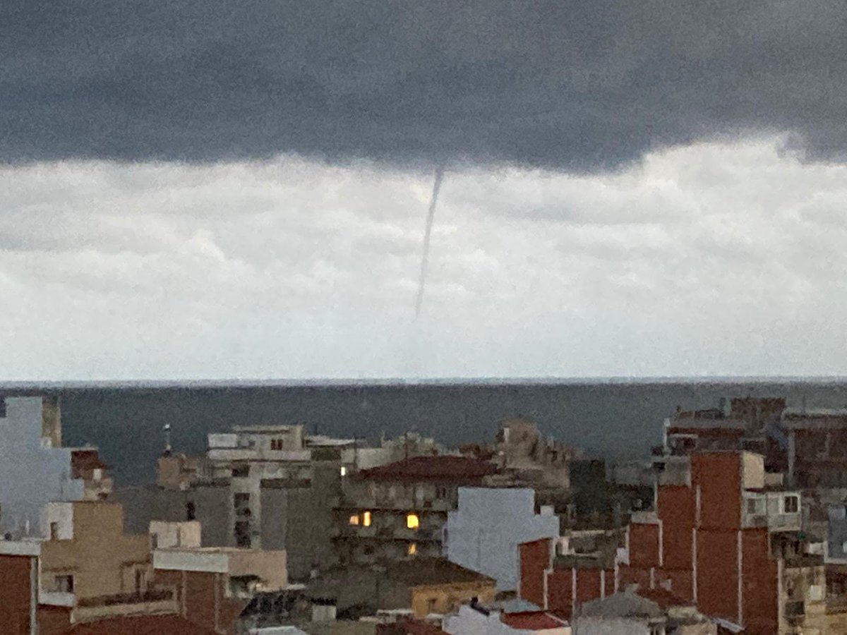 gemmasola's tweet photo. @TomasMolinaB @Monica_Usart la tempesta ens deixa una mànega al mar visible des de Badalona https://t.co/FfUEUzyMA8
