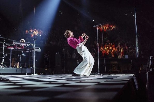 7Osloveontour's tweet photo. harry styles is a 21st-century rock star. https://t.co/02K01Kqeep