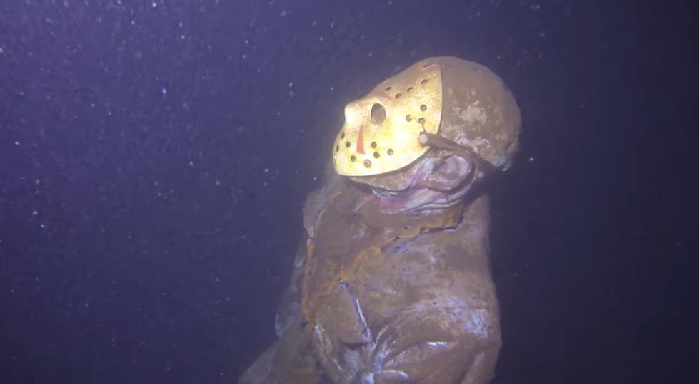 OnALighter_Note's tweet photo. Good morning: did you know there's a life-size Jason Vorhees statue standing 120 ft down in Crystal Lake in Minnesota 🙃🙃 https://t.co/iCZGNXRgj8