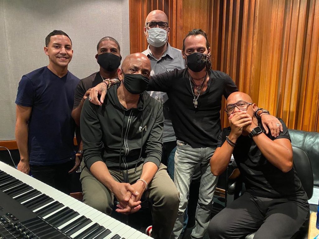 CriteriaMiami's tweet photo. Control room group shot from the Marc Anthony sessions.
・・・
No imaginé que pasara esto en el 2020, pero aquí estamos. #marcanthony #sergiogeorge #rubenrodriguezbass #kachirothompson #loscampeonesdelasalsa #salsa #musica #latina #latino #bass #2020 Rp@rubrodbass https://t.co/3D9EBITXSN