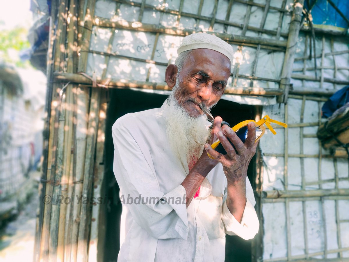 md_yasiein's tweet photo. An old #Rohingya gentleman was cutting his moustache with scissors looking at mirror by standing in front of his shelter .
#HelpOldAge #RohingyaRefugees #BDcamp #documentaryphotography #IphonePhotography #Balukhali2 #displaced #HumanRights #photojournalism
@wisefotografics https://t.co/i3xMkvBHhQ
