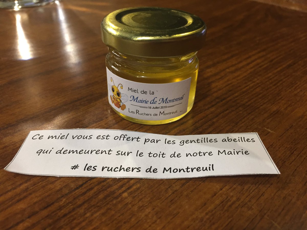 HalimaMenhoudj's tweet photo. #Montreuil délicieux miel 🍯 offert par nos abeilles 🐝 qui vivent sur le toit de notre mairie. merci les #Ruchers de #Montreuil 😋😋 https://t.co/YaR3Bk4iNO