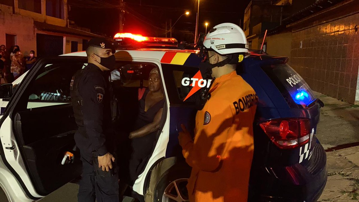 pmdfoficial's tweet photo. Policiais militares #salvam mulher de #incêndio em Ceilândia
Os policiais visualizaram muita fumaça e pessoas gritando.
A equipe do #GTOP molhou o corpo e entrou na casa. Tanto policiais quanto a vítima inalaram muita fumaça e precisaram de atendimento médico.
#PMDF #Servir https://t.co/Mpx86OttrY