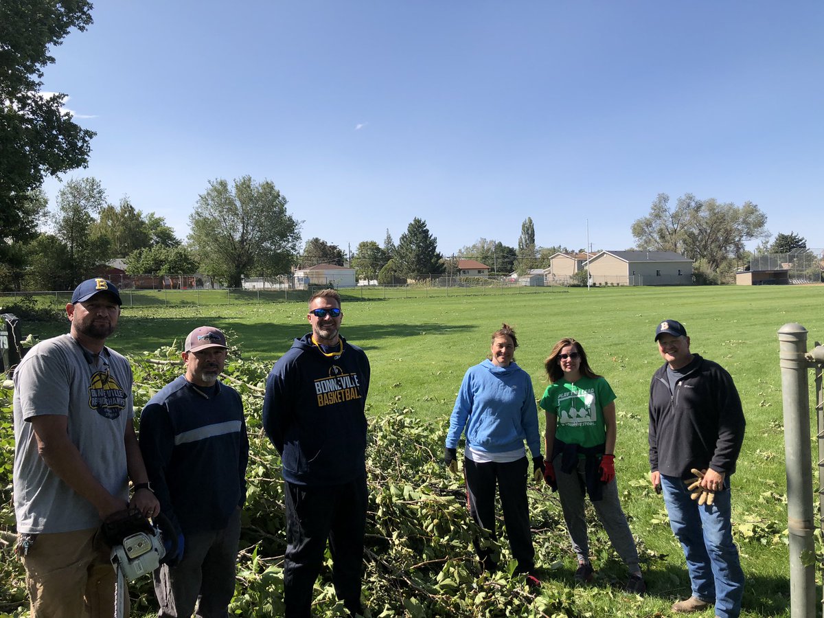 BHS_Lakers's tweet photo. Shout out, To our Administration and Gina Butters from the district for there help on cleaning up campus!! Still lots to be done. Meet tonight @ 6 to help. #bringarake https://t.co/N6hq2jXgYf
