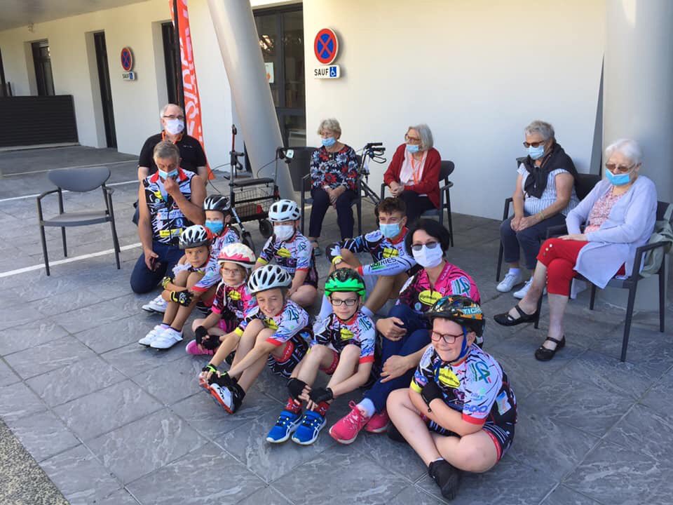 UcTilly14's tweet photo. Aujourd'hui un joli moment de partage intergénérationnel pour nos petits zèbres 🚴‍♂️🚴‍♀️

Séance de jeux d'adresse et de sprints à la résidence pour personnes âgées Domitys Caen.
Puis un goûter partagé ensemble !

Merci pour votre accueil.

@AegideDomitys https://t.co/zOMI9XGYYf