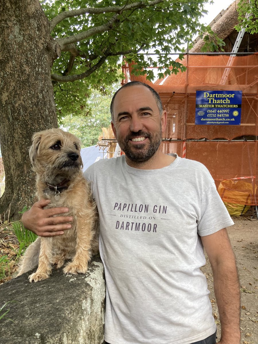 papillongin's tweet photo. Distilling or thatching today? Distillery Dog managed both.
#multitasking #headdistiller #fitzheadleggett #distillerydog #thatchingdog #papillongin #distilledondartmoor #dartmoor #gin #dartmoorthatch #thatch #thatcher #chagford https://t.co/qxVwBLHJA6