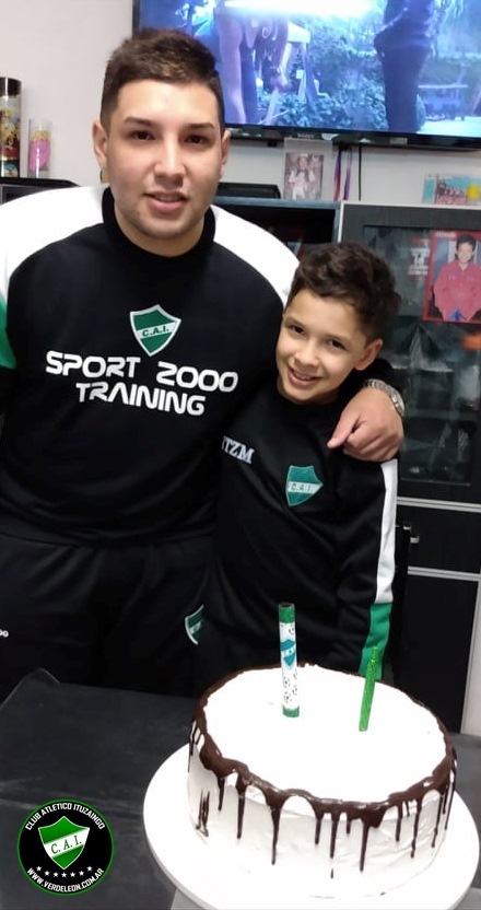 VERDELEON's tweet photo. Saludamos a este #minihincha que cumplió 11 años! #Ituzaingó https://t.co/psFoAsdtgi
