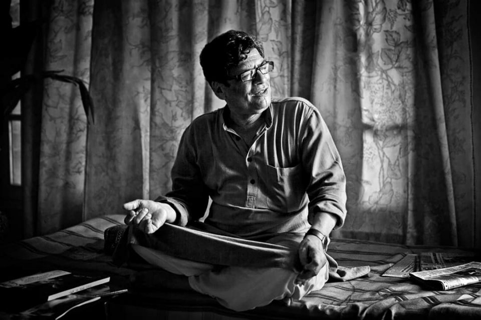 shabdanusaar's tweet photo. काफी बुरा समय है साथी
गरज रहे हैं घन घमंड के नभ की फटती है छाती
अंधकार की सत्ता चिल-बिल चिल-बिल मानव-जीवन
जिस पर बिजली रह-रह अपना चाबुक चमकाती
संस्कृति के दर्पण में ये जो शक्लें हैं मुस्काती
इनकी असल समझना साथी
अपनी समझ बदलना साथी।

|| वीरेन डंगवाल || https://t.co/Cwpzvc8kWg