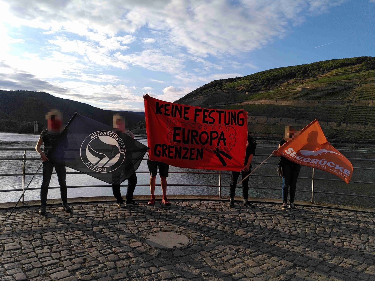 KlimAntifa161's tweet photo. Sponti in Bingen am Rhein!
Keine Festung Europa - Grenzen überwinden
#Moria #WirHabenPlatz #MoriaCamp #RefugeesWelcome #evacuatemorianow #LeaveNoOneBehind #Bingen #Ingelheim #Mainz @SEENOTRETTUNG @_Seebruecke_ @antifa_mainz @Ende__Gelaende @hambinition @RGutmensch @R_mediabase https://t.co/zYpq2pVrip
