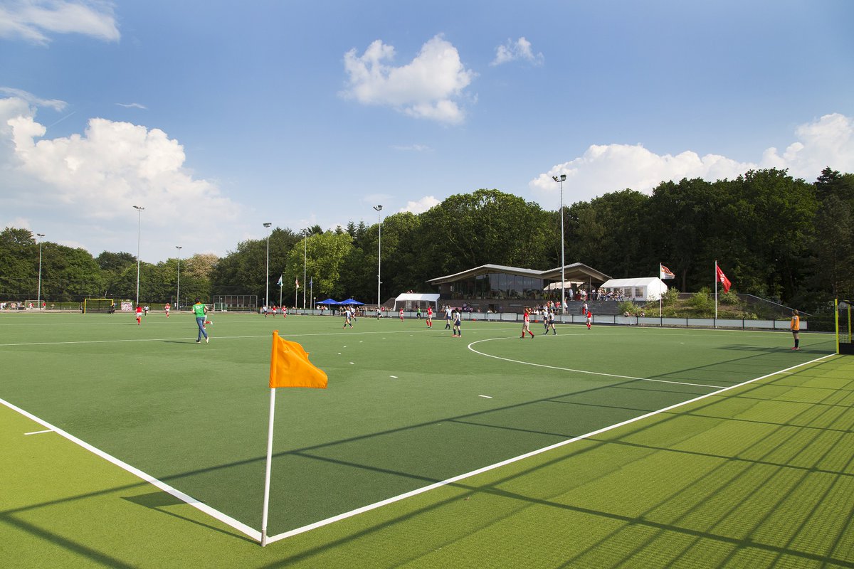 KNHB_NL's tweet photo. Trots presenteren we de Strategische Visie 2026: Nederland Hockeyland. Gemaakt samen met verenigingen en andere betrokkenen. De nieuwe strategie bevat 3 hoofdthema's en 5 kritische succesfactoren om de ambitie 2026 mogelijk te maken. #NederlandHockeyland https://t.co/0pKThpvfR3 https://t.co/BWcEPEOZJd