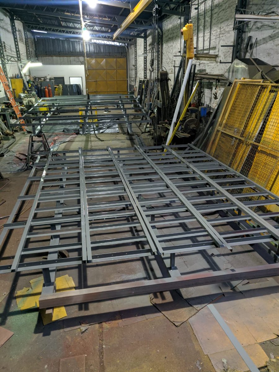 Ayer se terminaron los trabajos de herreria y ya se encuentran listas las 3 parrilas donde irán los 72 reflectores led en el sector pellegrini.
Dicho trabajo fue pagado en su totalidad por el grupo "Por San Martin".

📸: Daniel Galina.