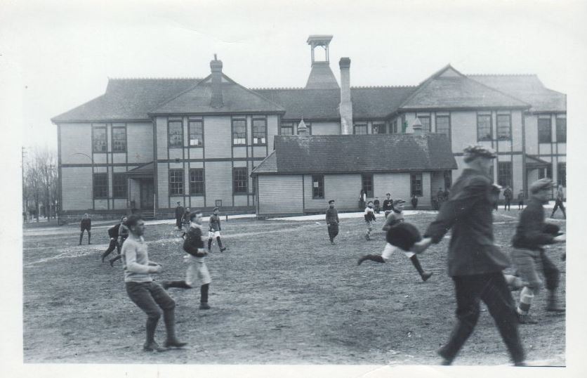 WPSDMuseum's tweet photo. Central Public School in Parry Sound during the early 1900s with children playing outside.
Look at that kick ball action ⚽️
Did you have a favourite activity to play at school? Let us know in the comments!
#Davethomascollection #Schooldays #WPSDMuseum https://t.co/m3myfFtkLg