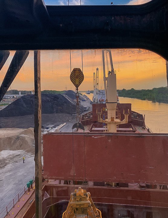 Far from atop of my crane’s vantage point, the bulk handling scenery never looked so magnificent. 🌅⛴
_
#castaloop #stevedoring #arrimage #maritime #cargo #terminalhandling #logistics #crane #tb
