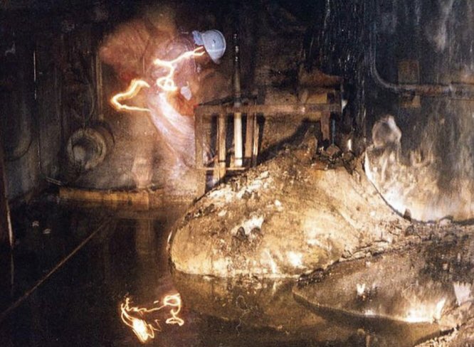 Photo du « Pied d’éléphant » dans la centrale nucléaire de Tchernobyl  C’est le secteur radioactif le plus dangereux du réacteur. Il ne faut que quelques secondes passées à cet endroit pour voir apparaître les premiers signes du poison radioactif.