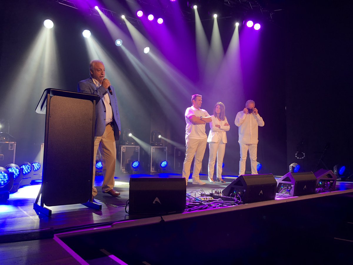 TOXIII's tweet photo. Discours d’introduction du Président SARRAZAIN, accompagné des co-Présidents du #TOXIIIBusinessclub, A. BOULOC et X. PASCHE, et C. ZALDUENDO, Président de la #TableOvale 
#GardenParty 🔵⚪️ https://t.co/mTI060FMzi