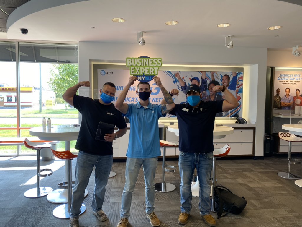 CamisSyc's tweet photo. #bizwizwednesday Nick working an 11 line lead in Lancaster looking for that expert status! Almost have it! Of course mark the shark π¦ expert Annddd Shaun with the location 75% expert! #nynjstrong https://t.co/2LfgHkIS9U