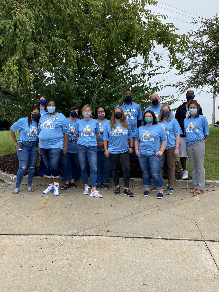 TWoodsDRE_P's tweet photo. The crew that makes it all happen!! I love my team!! #QUESTROCKS #QUESTYBUNCH #CPSBEST https://t.co/RzuqBmzhU0