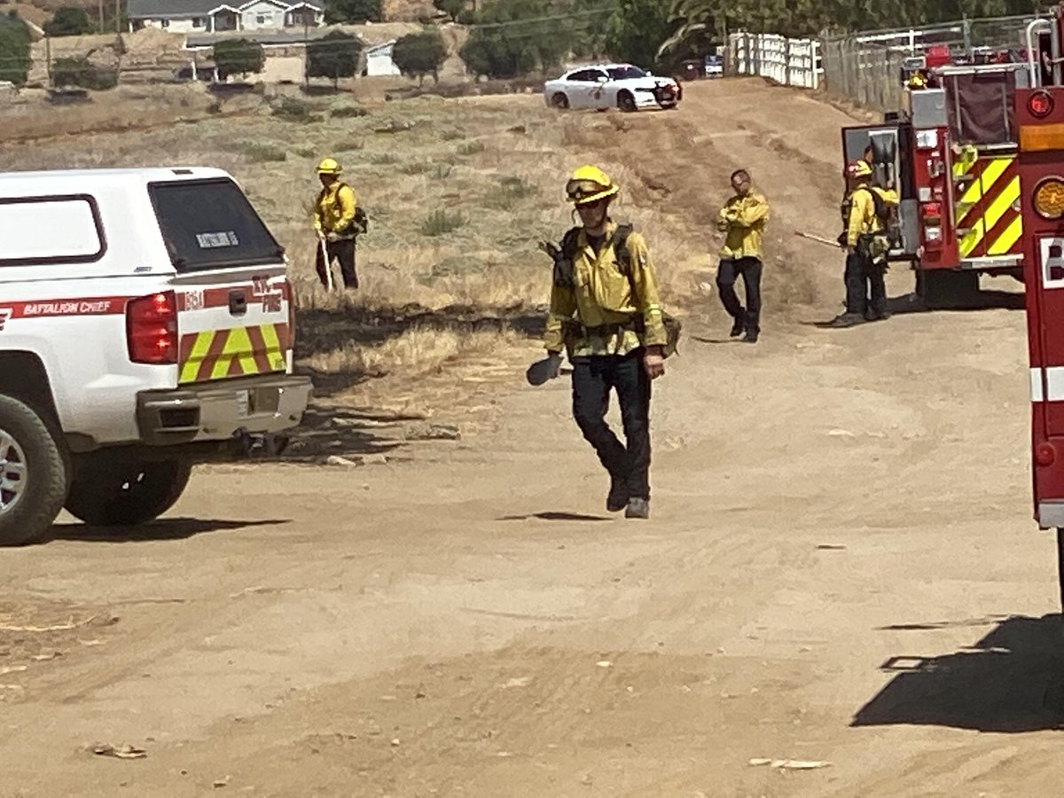 TheValleyNews's tweet photo. #FrenchValley
Firefighters were quickly able to stop the spread of a small brush fire near French Valley this morning

https://t.co/8jlhnPrLfy https://t.co/kiZjGOYMrU