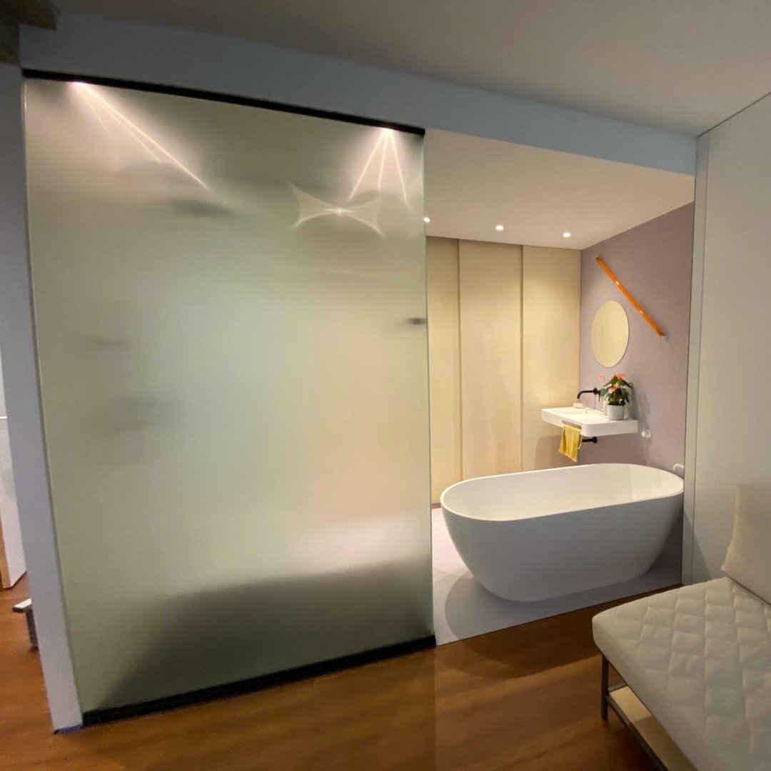 Timmers_BV's tweet photo. Schitterend eindresultaat. In deze vrijstaande badkamer is gebruik gemaakt van Masterpoint glas in verstek en een BX-4000 schuifdeursysteem in zwart. https://t.co/WzAb0RLpDF #glas #zwartbeslag #schuifsysteem #douche #badkamerinspiratie #groothandel #timmersbv https://t.co/TU0LnCIBtH