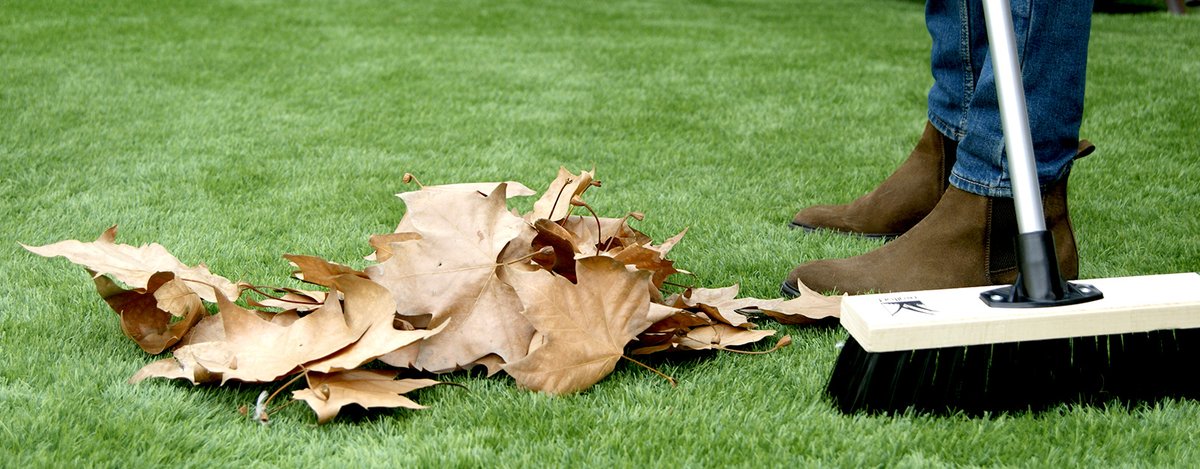 realturfoficial's tweet photo. Disfruta los 365 días del año de un césped artificial en perfecto estado. Para ello recomendamos CEPILLAR, al menos una vez por semana, las fibras sintéticas con un cepillo de cerdas de plástico.

Más consejos en https://t.co/wPbjdMsIQ8 https://t.co/JmLlEhgwu8