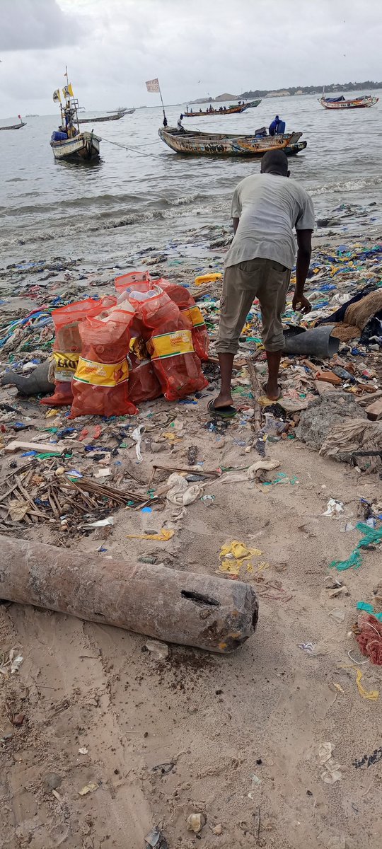Baiedehann's tweet photo. #kebetu : j'ai ramassé 10 sac rempli de déchets plastiques  
A la #Baiedehann #SUNUBAIE #SENEGAL #jetinvite 
@IMingassonUE https://t.co/EGbXUKI1Pr