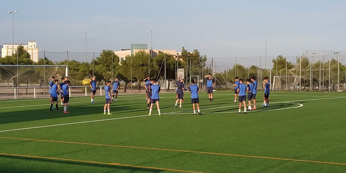 LorcaCFB's tweet photo. ⚽️ENTRENAMIENTOS⚽️
📌 El Liga Nacional Juvenil también se ha puesto en funcionamiento esta tarde en el Juan Casuco. Los chicos de @tanonasuti se han puesto el mono de trabajo. La concejala de deportes @IreneJodar nos ha acompañado en este comienzo.

#Yavan2 
#SomosCantera https://t.co/T55VQobDVr