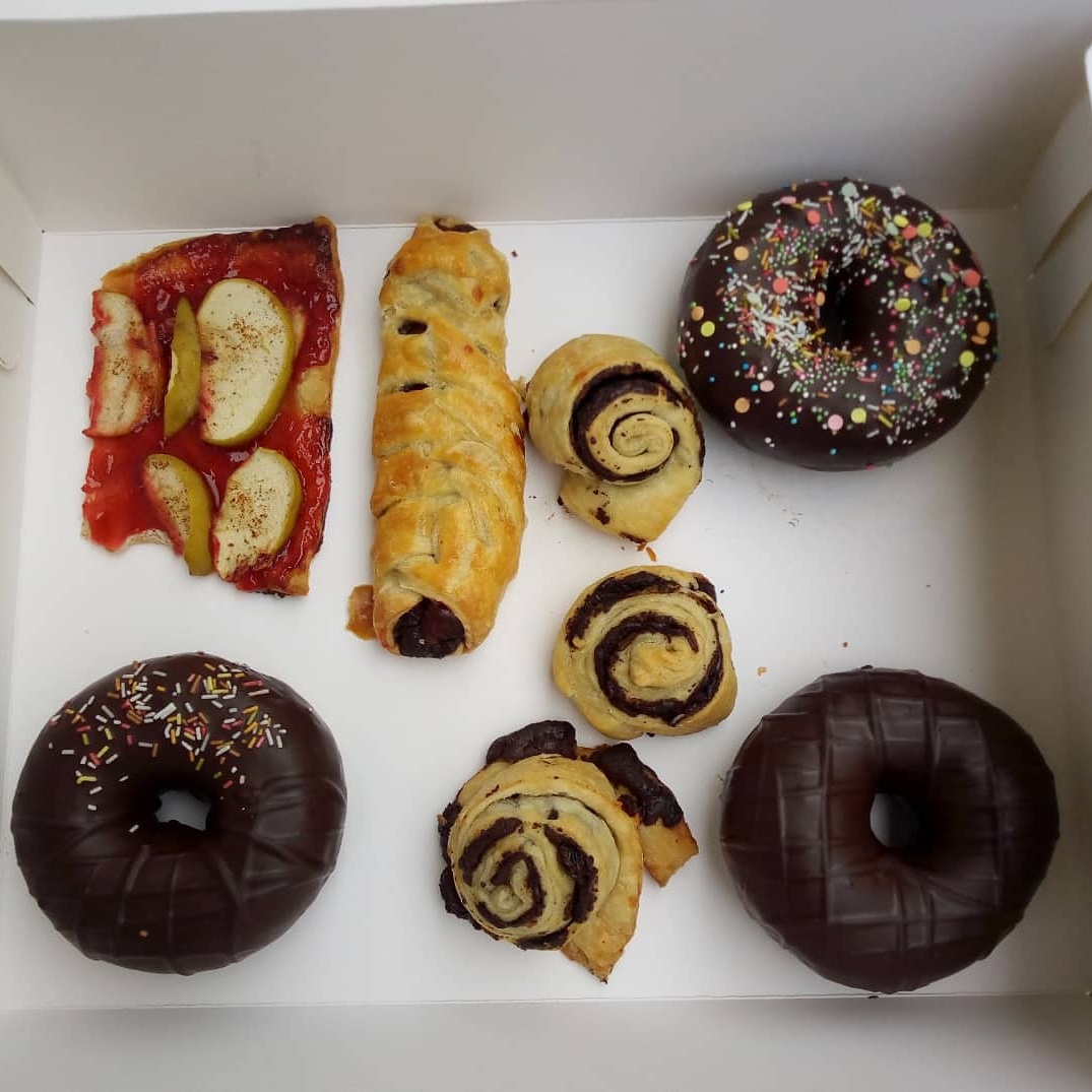 ByChloe256's tweet photo. Introducing the all new Assorted box of Puff Pastries and 🍩
Give us a call and we'll deliver some yummy goodness
#baking #PuffPastries https://t.co/FYTsHuOoQG