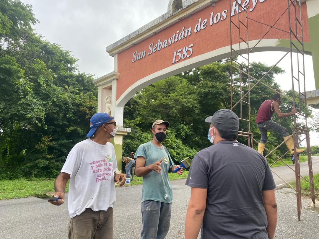 FelixR_JPSUV's tweet photo. #09Sep| Gracias a nuestro Gob. @MarcoTorresPSUV, y al compromiso del Equipo de la Dir. Cultura y Turismo de la @AlcaldiaSSebR, iniciamos el embellecimiento de las entradas que dan la Bienvenida a nuestros nativos y visitantes a la Ciudad Primogénita de nuestro Estado Aragueño. https://t.co/e88Y1AUodN