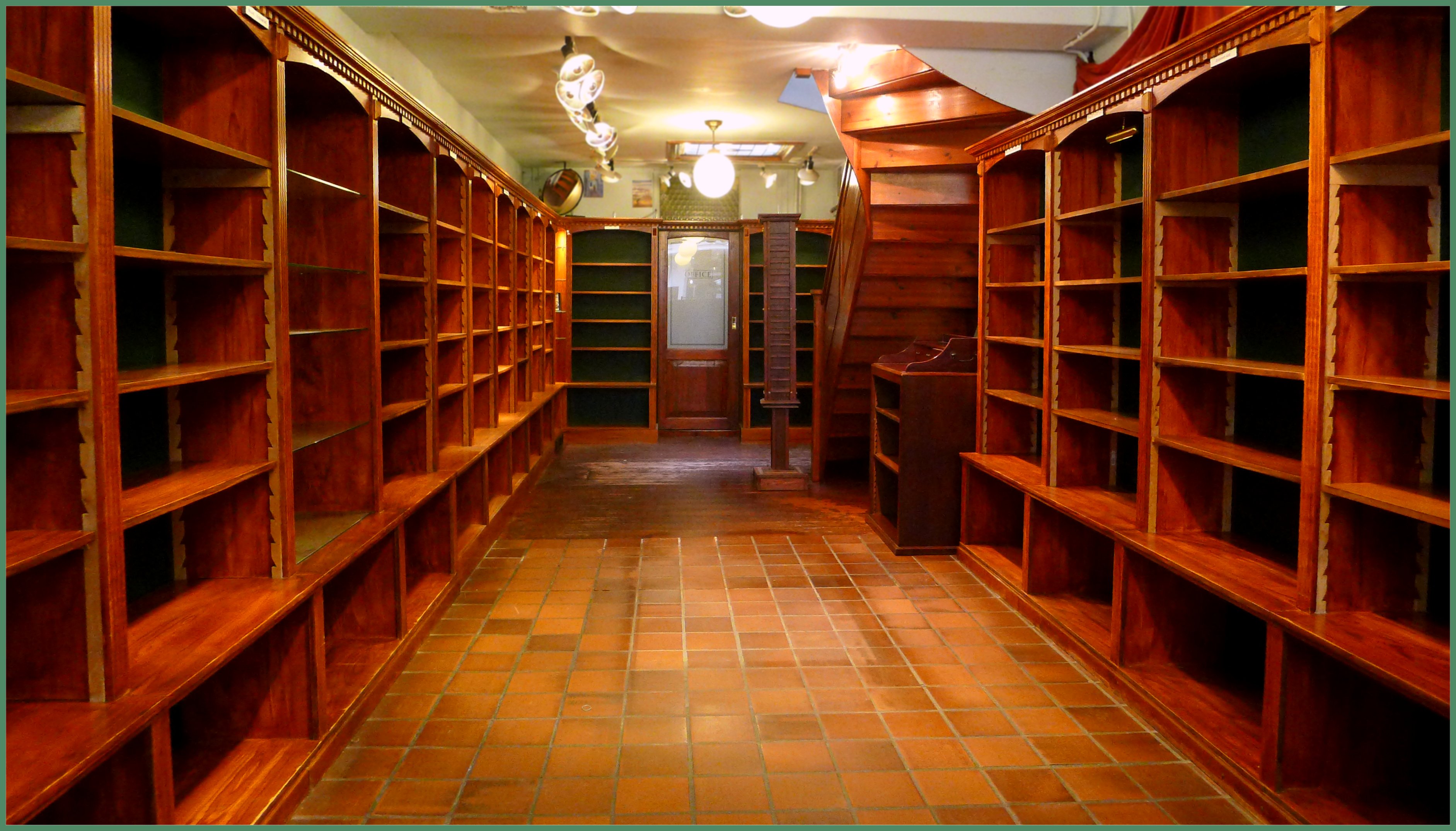 Stanley&Livingstone on Twitter: "Boekenkasten koop Stanley Livingstone https://t.co/UdDSUeS34p via @YouTube Reisboekhandel is naar de Herengracht 60 in Den Haag. NU komt het interieur van onze oude winkel te koop. Wie