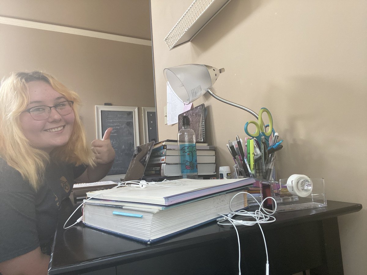 lizcd189's tweet photo. Just online school stuff! #ekumodel https://t.co/UEeRMSceph