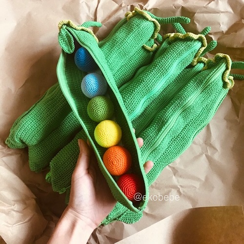 Super blij met ons NIEUWE handgemaakte Waldorf Activity Speeltje. Dit unieke speelgoed heeft zeven met de hand gebreide gehaakte erwten (ratelende) ballen in regenboogkleuren met klittenband. Nu bestellen ekobebe.nl