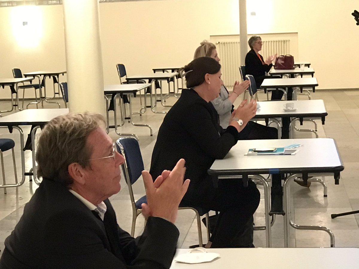 #GdW20, Panel <a href="/doc_tobi/">Tobias Gantner</a>, <a href="/ProfThun/">Sylvia Thun</a>, <a href="/LutzStroppe/">Lutz Stroppe</a>, H. Gebhard <a href="/spd_fraktion_nw/">SPD-Fraktion im Landtag NRW</a>, D. Ruiss #VdeK, M. Schmitz <a href="/CDUNRW_de/">CDU Nordrhein-Westfalen</a> + virtuell J. Bruns @DKG_Berlin: Digitalisierung ist Basis für mündige Patienten. Bitte keinen weiteren Streit über EPA + #Datenschutz zw. <a href="/BMG_Bund/">Bundesgesundheitsministerium</a> und @BfDI_info