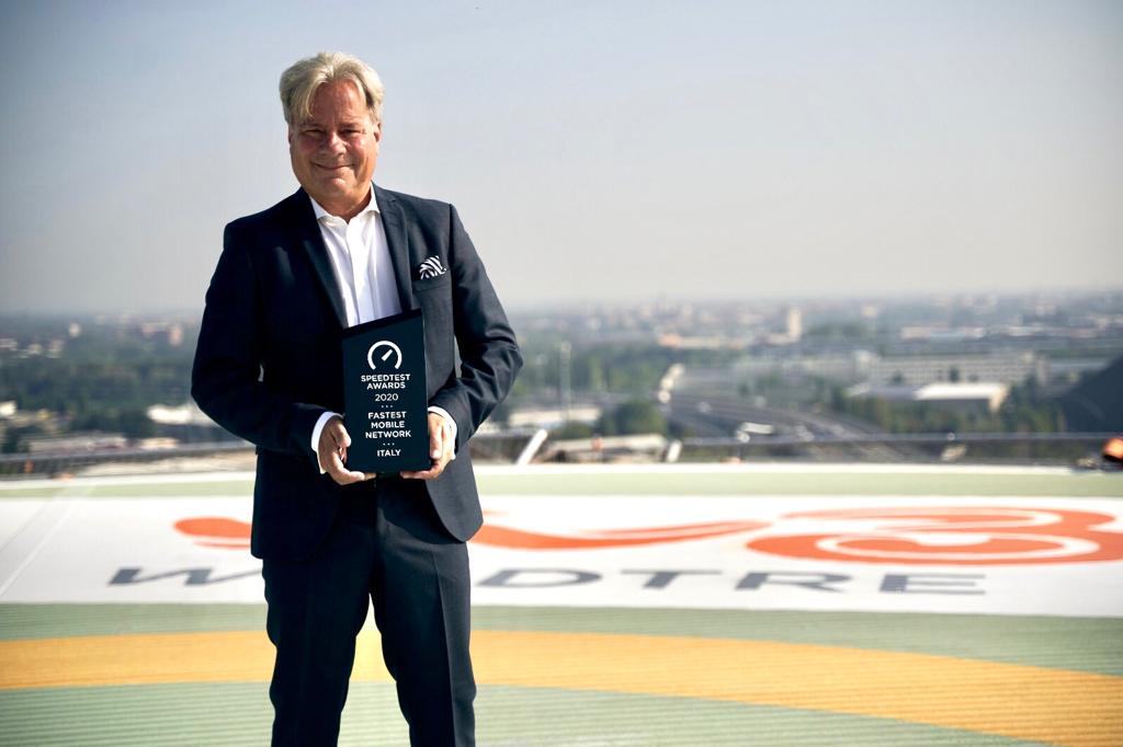 WindTreOfficial's tweet photo. La rete mobile #WINDTRE è la più veloce d'Italia per Ookla, società leader globale nelle applicazioni di testing e data analysis. Il nostro CEO @_JeffreyHedberg ha ritirato oggi il premio 'Speedtest Award'. 

@Speedtest 

https://t.co/kEZiPfdxP6 https://t.co/QjPRfbHHvE