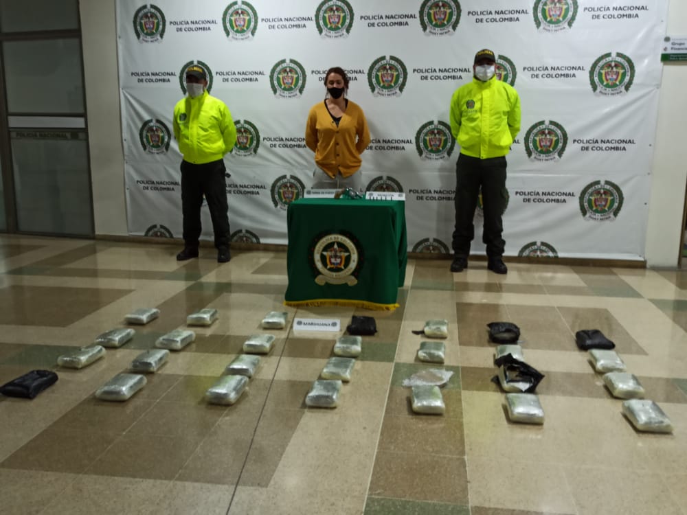 FiscaliaCol's tweet photo. Por solicitud de #Fiscalía, juez impuso medida de aseguramiento en centro carcelario contra una mujer que al parecer almacenaba en su vivienda, ubicada en Armenia #Quindío, más de 27 kilos de estupefaciente. Fue capturada por @PoliciaColombia. https://t.co/gerYOcLj5A https://t.co/WFChHv91Sl