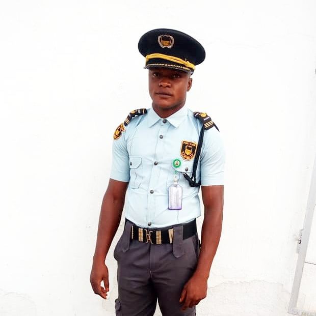 fortknoxguards's tweet photo. Fort Knox Guards is happy to commend Mr. Dominic Chimezirim one of our security guards at a first-generation bank in Katsina-Ala, Benue State for his honesty and integrity.

#FortKnoxGuards #SecurityGuards #ProfessionalSecurityGuards #Integrity #Honesty #Bank https://t.co/jhnByhqDBq