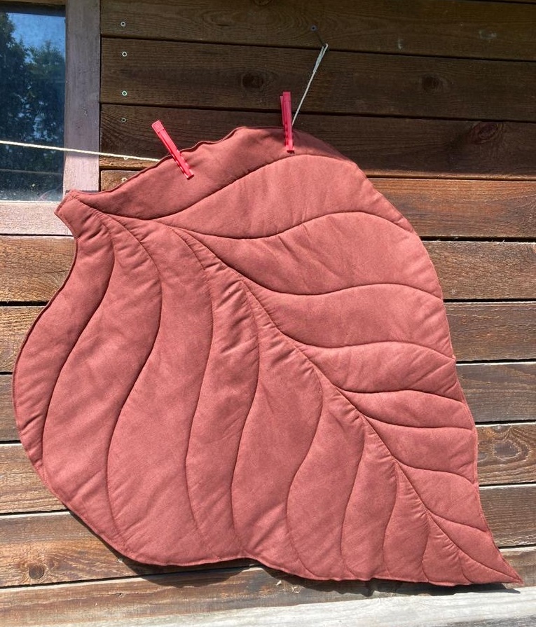 Ekobebe Linnen Speelkleedje Matrasje Herfstblad Organic.
Dit behaaglijk matrasje hebben we gewatteerd met een dubbele laag katoenen wattelin. Je baby kan er dus uiterst comfortabel op liggen, zitten, rollen, slapen. 2 stuks in rusty orange en 3 in bruin. ekobebe.nl