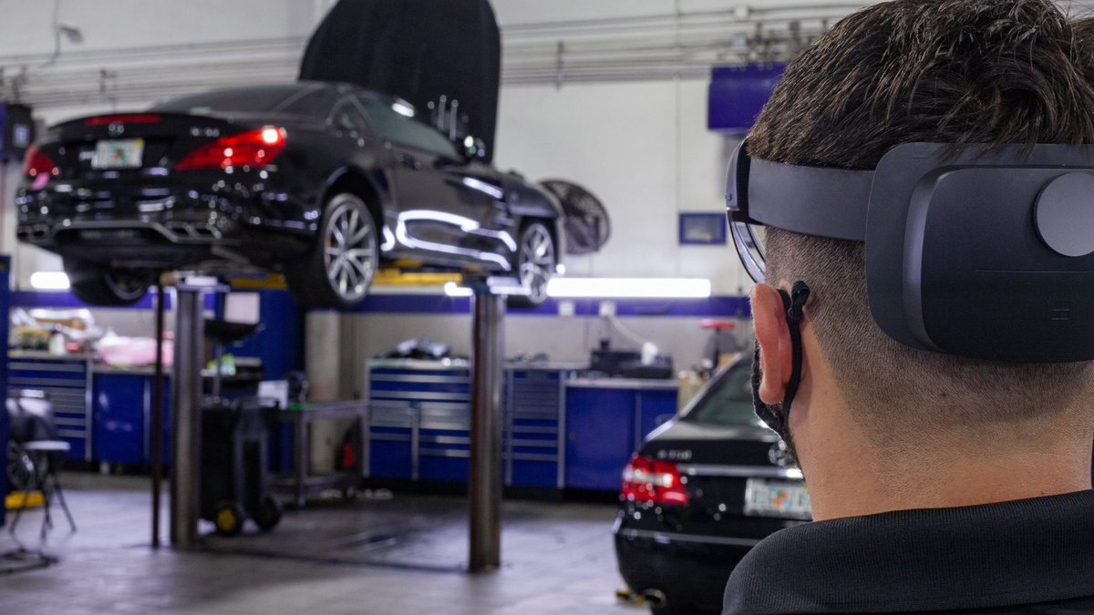 MSFTDynamics365's tweet photo. .@MercedesBenzUSA is outfitting its dealerships with HoloLens 2 headsets equipped with #MSDyn365 Remote Assist, an #MR app that that lets its service technicians collaborate hands-free. Learn more: https://t.co/NYUlaYCr82 https://t.co/MHYYaOqCFg