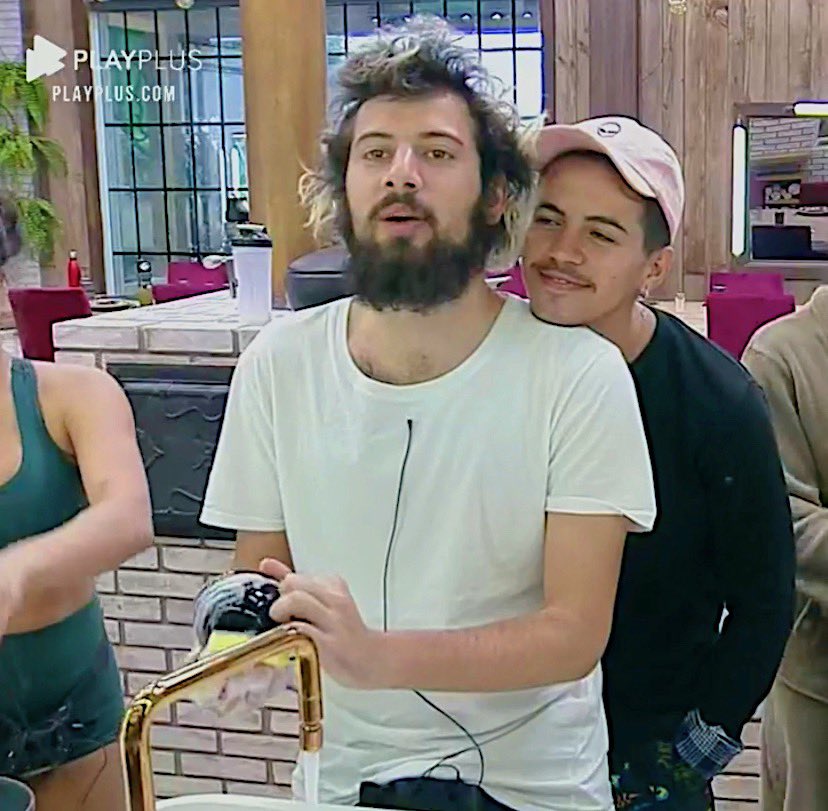 Biel's tweet photo. Já podemos shippar essa amizade????? #AFazenda12 #Cartolel https://t.co/FOOEv5BLJO