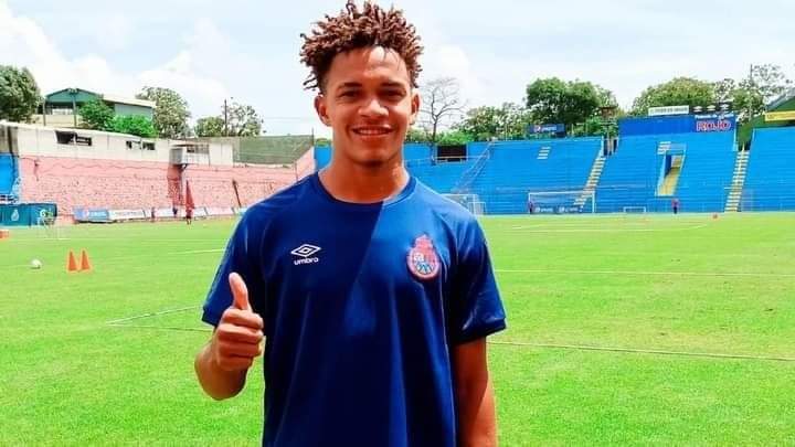 FutNacionalGT's tweet photo. #LigaNacionalGt

Buenas noticias el jugador juvenil Erick Castro de Csd Municipal, quien había dado positivo por Covid19, ha dado Negativo a las 2 pruebas de Hisopado que se le realizaron y el día de hoy se estaría integrando a los entrenamientos del equipo Escarlata.

#Lezter https://t.co/fp4Kgyi3qt