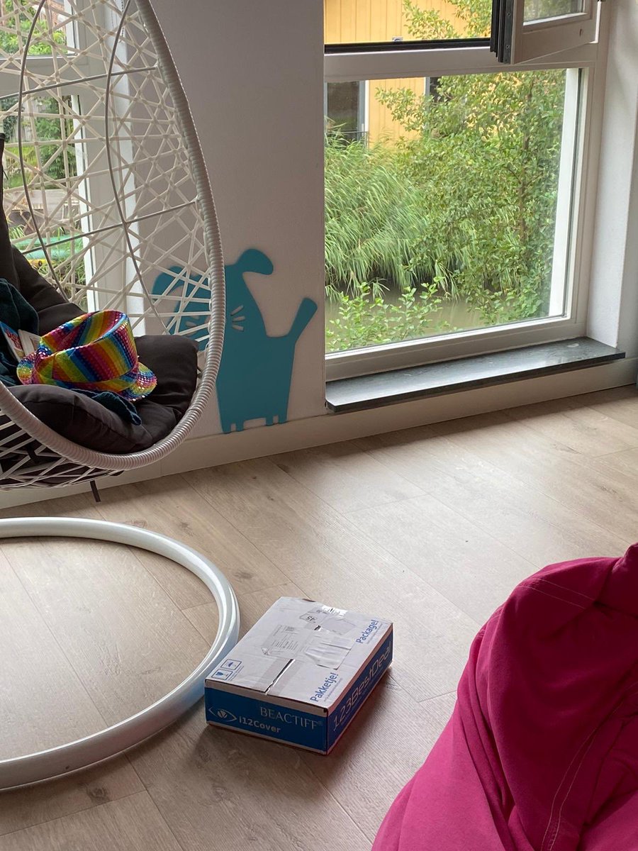 WSchuijff's tweet photo. Hi @DHLNL hebben jullie soms voormalige basketballers in dienst? Mijn pakket is door jullie bezorger door het open raam van de eerste verdieping gegooid => +/- 6 meter hoger!  Met basketbal is een dunk top, ik heb nu even geen hoge dunk van jullie! https://t.co/lfENNDdqfD