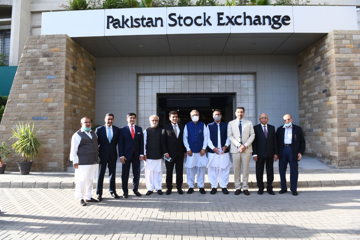 pakstockexgltd's tweet photo. After a meeting with the board members, MD PSX @FarrukhHKhan, and Senior Capital Market stakeholders, President of Pakistan, Dr. @ArifAlvi spoke briefly to the media and joined the team for a group photo.
#PSXEvents #ArifAlvi #PSX https://t.co/aBNTGkGnQL