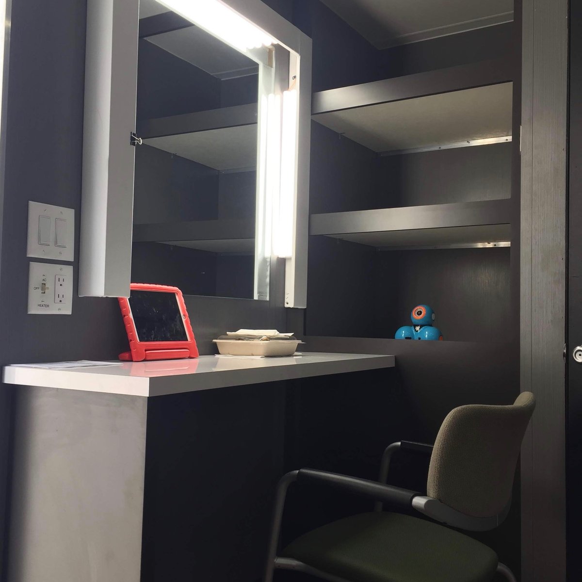 CassiaSamson's tweet photo. #Simple #Serene #Peaceful 
Just me and my #roboticpet, iPad, and lunch inside my #honeywagon
#throwback
.
.
.
.
.
.
.
.
.
.
.
.
.
.
.
#stemgirls #stem4kids #dashanddot #lifeofanABC #ActingAdventures
#childactress #hollywoodkids #industrykids #kidstalent #lifeonset #younghollywood https://t.co/zyzeMf2IdS
