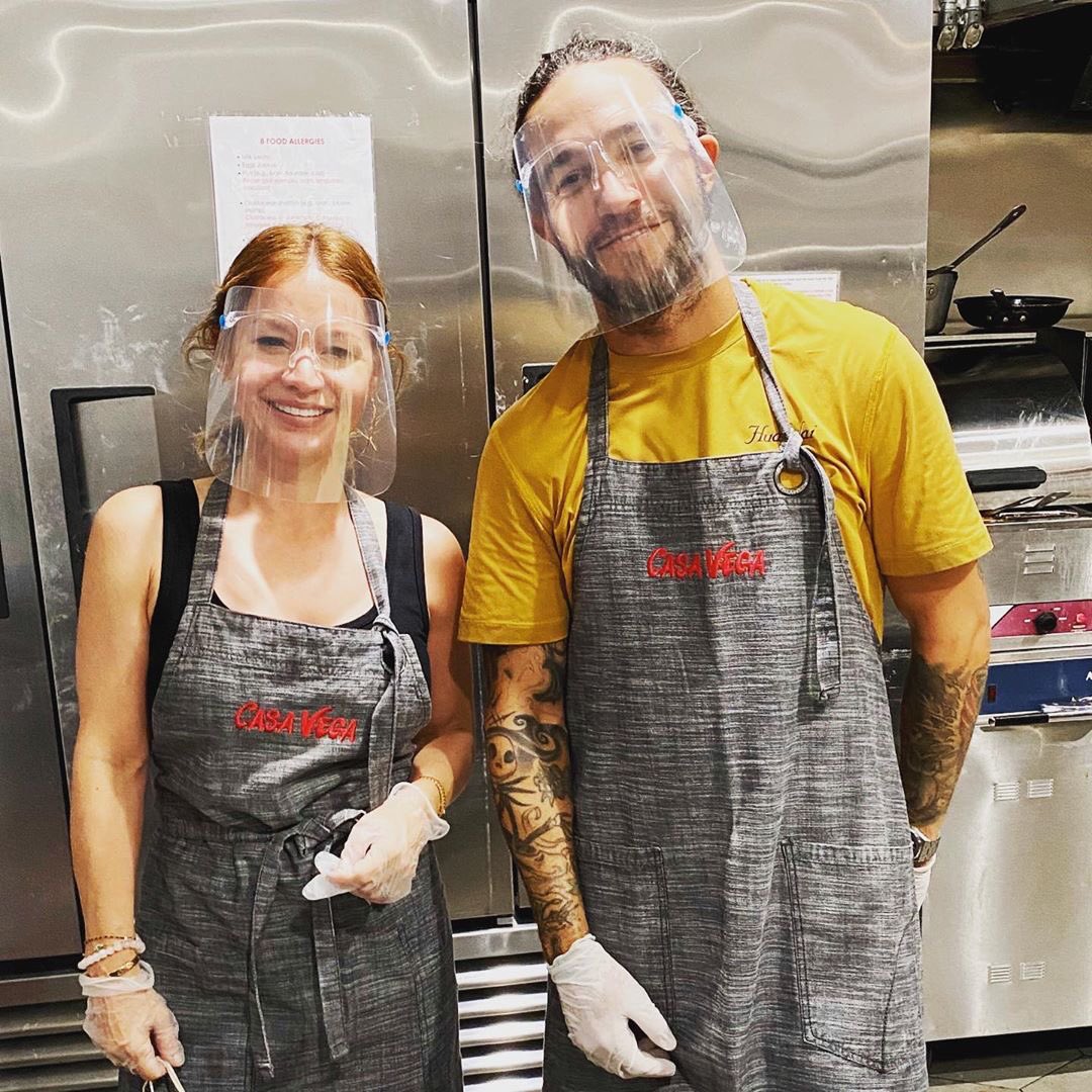 therealcasavega's tweet image. Repost from @christyvegaofficial
•
What is @petewentz cooking up in the @casavegarestaurant kitchen?????? #falloutboy #cookingwithfriends #casavega