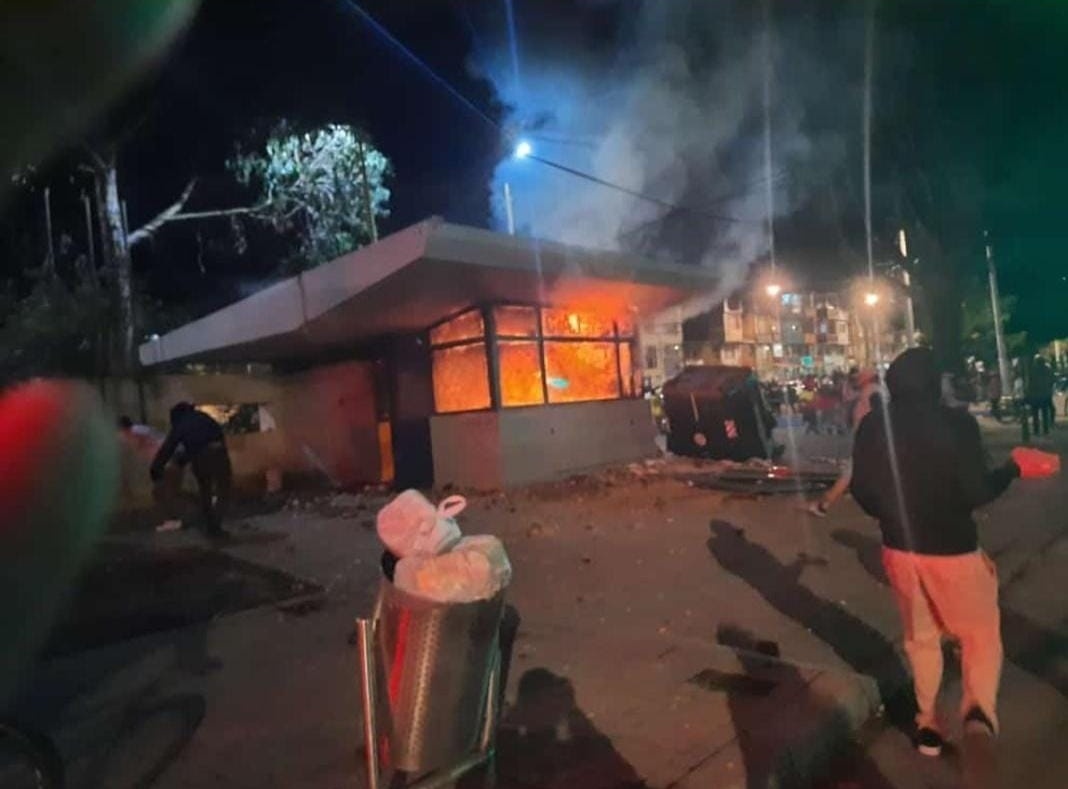 TCxxSteph's tweet photo. Los se suba le prendieron fuego al CAI de la Gaitana y como los cosas están esa es la única forma de pedir justicia en este país https://t.co/KcwoQnAVgt