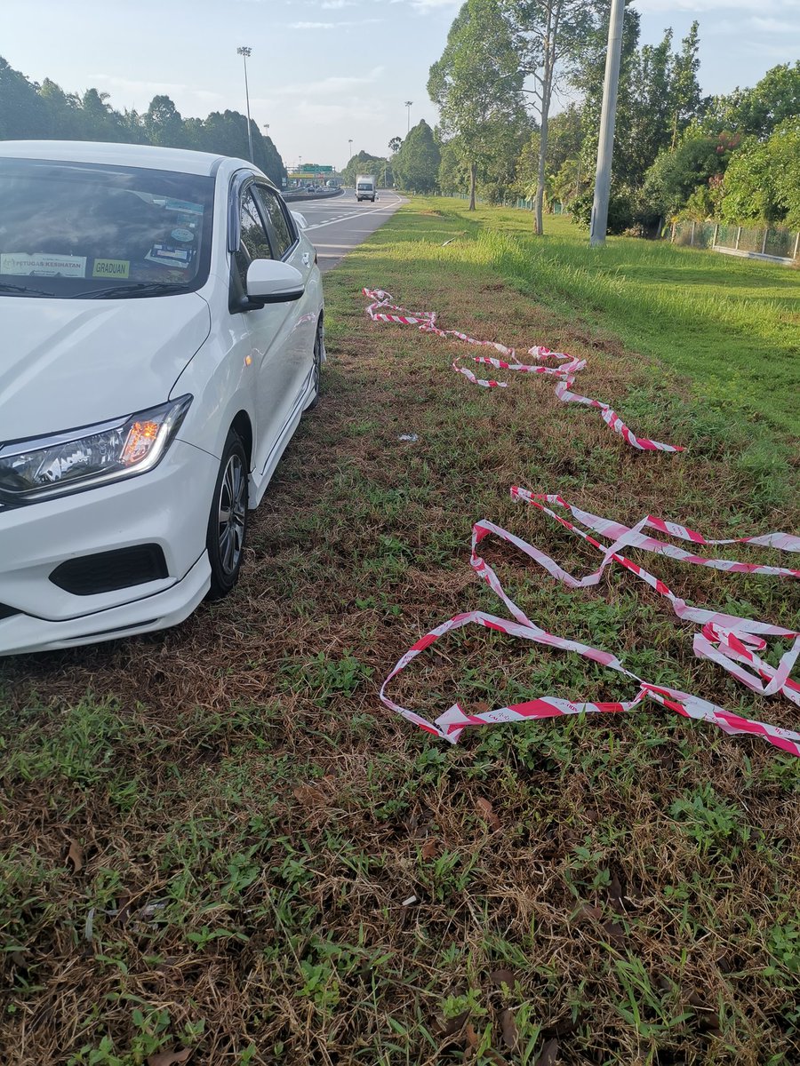 MdisaShima's tweet photo. please do inspection PLUS, my car sangkut AWAS CAUTION STRIPE kat hgway SPU... break mengejut jgk lah, syukur sbb kete blkg tak rapat😭bila dah jd mcm ni, mengigil lah kejap sis tepi ni...
*masa tersngkut tak tepikir nk snap, pompuan bila dah kene tak igt ape dah... https://t.co/fip24ArQGJ
